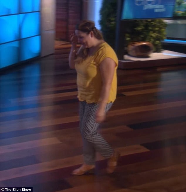 Một thử thách của lòng trung thực và sự tham lam - 4 Tình huống diễn ra theo chiều hướng hài hước, tất cả mọi người đều cười vui vẻ. Dù vậy, người dẫn chương trình Ellen không đồng tình với lời giải thích và yêu cầu người phụ nữ ngồi vào chiếc ghế “tự vấn”.