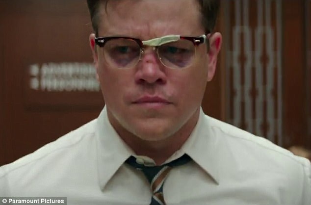 Matt Damon lĩnh cú thụi trời giáng trong phim mới của Geroge Clooney - 1 Trong “Suburbicon”, Matt Damon vào vai người cha có tên Gardner. Cảnh phim mở đầu với hình ảnh Gardner đánh thức cậu con trai dậy vì căn nhà của gia đình họ vừa bị đột nhập. Lúc sau, Gardner bị kẻ đột nhập tấn công. Ở cảnh tiếp theo, vợ của Gardner bị sát hại.