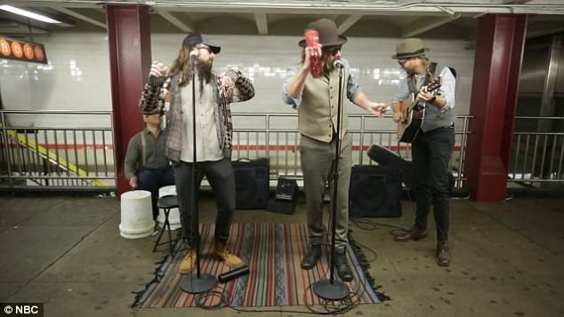 Nhóm nhạc nổi tiếng thế giới bất ngờ đi… hát rong - 1 Nhóm Maroon 5 đã đồng hành cùng MC nổi tiếng Jimmy Fallon. Tất cả họ cùng cải trang để trở thành những nghệ sĩ đường phố vô danh, biểu diễn trong ga tàu 50th Street ở New York.