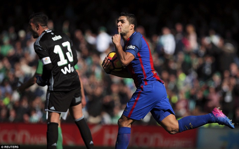 Luis Suarez l p c ng Barcelona h a may m n Betis B o 