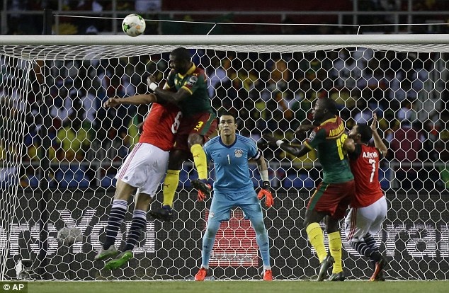 Những khoảnh khắc kinh điển ở trận chung kết Cameroon-Ai Cập - 6
Nkoulou gỡ hòa 1-1 cho Cameroon ở phút 59 sau cú đánh đầu chính xác