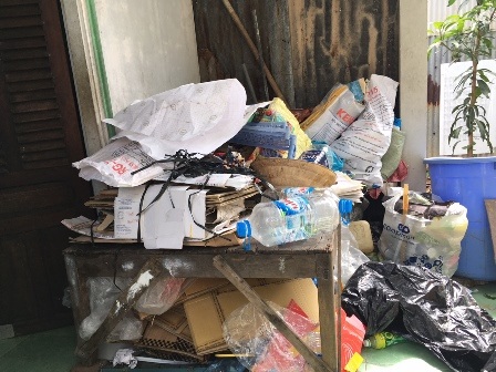 Bà lão gần 80 tuổi nhặt phế liệu nuôi cháu mồ côi ăn học - 2 Đống phế liệu được bà lão nhặt đem về nhà