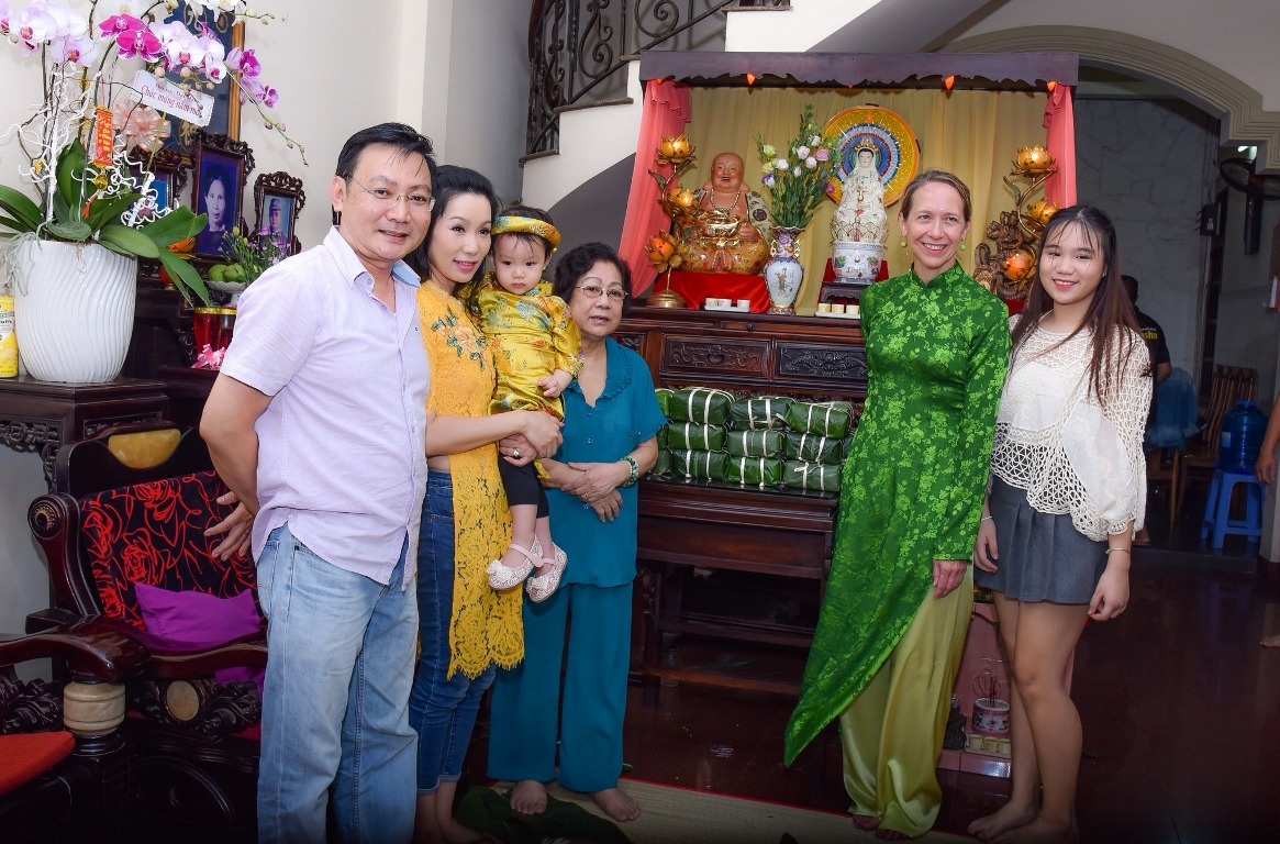 Vị khách đặc biệt của gia đình Á hậu Trịnh Kim Chi trong ngày cuối năm - Ảnh 2.