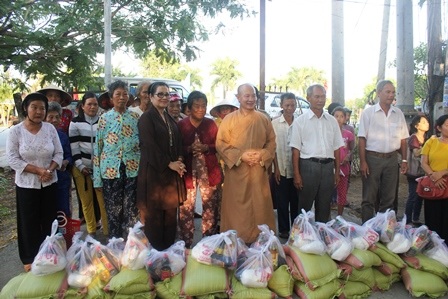 Trao hơn 1.000 phần quà cho bà con nghèo đón Tết - 4 Đoàn trao quà cho người nghèo ở xã Bình Thới (Bình Đại, Bến Tre)