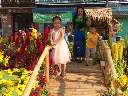 Đông nghịt người du xuân, lễ chùa ngày đầu năm - 4 Đông nghịt người du xuân, lễ chùa ngày đầu năm - 4