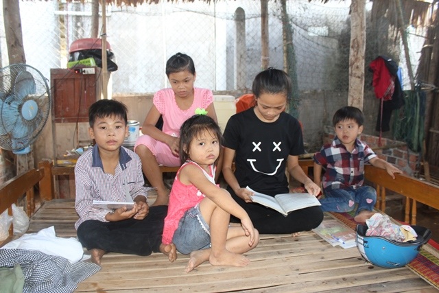 
cuộc sống của 5 chị em hết sức khó khăn
