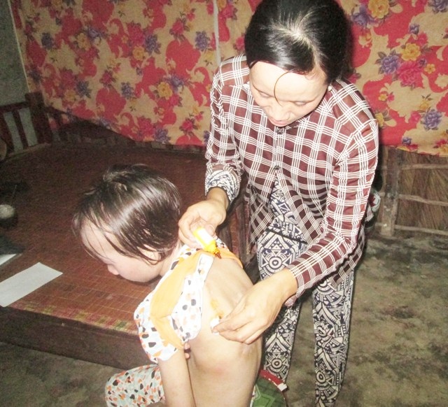 Thương bé gái bị lở loét khắp người phải nghỉ học vì không tiền chữa bệnh - 7 Hàng ngày ngoài uống thuốc, cháu Tiên được mẹ sức thuốc, rửa những vết loét để bớt đau và tránh nhiễm trùng. Việc này cũng chỉ tạm thời bởi phải có tiền đi viện thì cháu mới có khả năng sớm lành bệnh.
