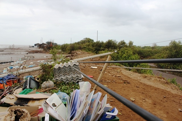 
Những trụ điện cũng bị đổ chỏng chơ
