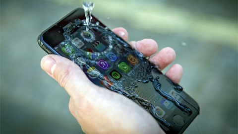 Có thể bạn chưa biết: Phân biệt các tiêu chuẩn chống nước trên điện thoại - 1 Smartphone chống nước giúp người dùng thoải mái hơn khi sử dụng trong những điều kiện khác nhau.