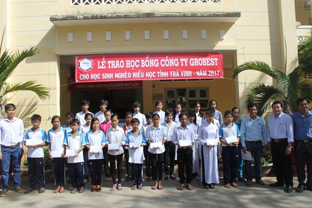 160 suất học bổng Grobest Việt Nam đến với học sinh nghèo, hiếu học tỉnh Trà Vinh - 4 Học sinh nghèo tại Trường THCS Thuận Hòa nhận học bổng Grobest