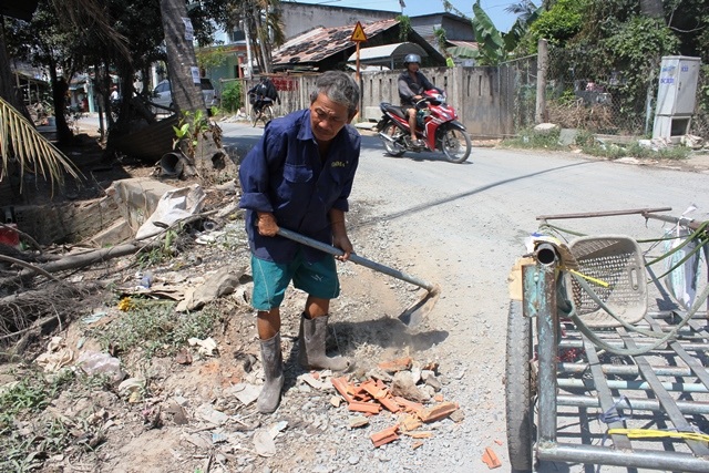 Ông lão nghèo hơn 20 năm vá đường không công - 4
Chiếc xe vừa là phương tiện chở hàng thuê vừa chở đá dể vá đường