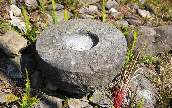 Dấu tích cối cửa bằng đá còn sót lại.