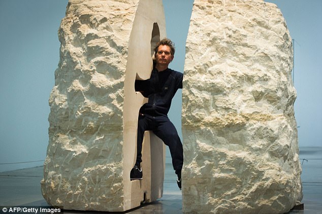 Kỳ lạ nghệ sĩ quyết “ấp trứng”… thành gà - 4 Đầu tháng này, Abraham vừa gây chú ý với trình diễn 7 ngày sống trong đá tảng.