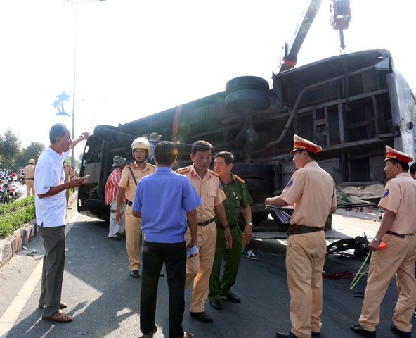Xe buýt lật nghiêng đè lên xe máy, 2 vợ chồng tử vong - 6 Xe buýt lật nghiêng đè lên xe máy, 2 vợ chồng tử vong - 6