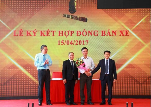 Khánh thành showroom Nam Miền Trung Auto - 5
Ngay tại buổi lễ, showroomđã ký kết một số hợp đồng bán xe giá trị cao