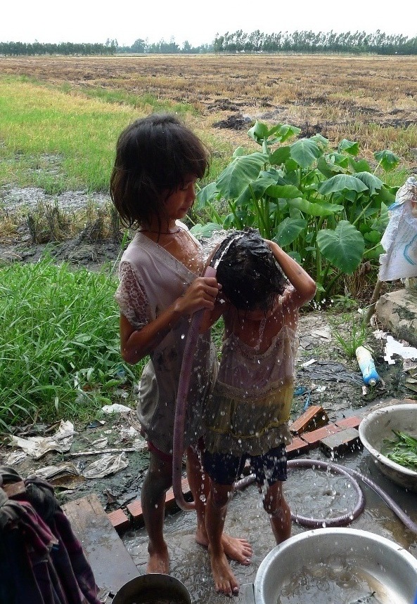 Thương 3 chị em mồ côi quần áo rách bươm, chạy ăn từng bữa - 2 Không có bàn tay chăm sóc của cha mẹ, chị em Son, Phấn phải tự chăm sóc nhau