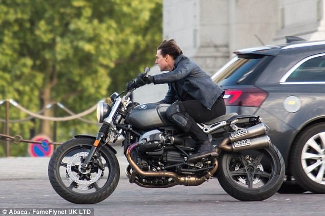  Tom Cruise persigue motos por las calles de París |  Periódico Dan Tri