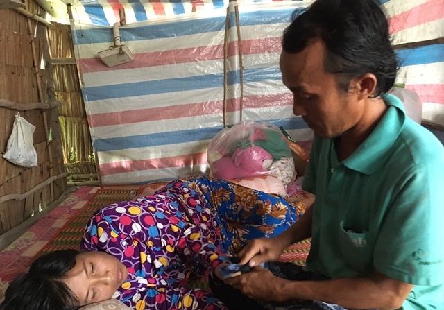 Hàng ngày ông Cường chăm sóc vợ trong tuyệt vọng