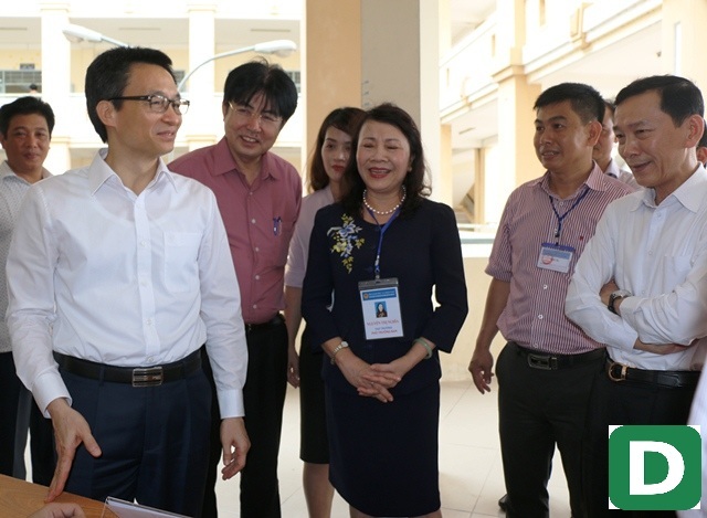 Phó Thủ tướng Vũ Đức Đam thị sát thi tại Cần Thơ - 4
Phó Thủ tướng trao đối với Thứ trưởng Bộ GDĐT và lãnh đạo UBND TP Cần Thơ