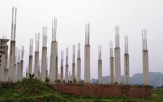 Dân “truy” trách nhiệm dự án trường đại học trăm tỷ “đắp chiếu” - 5 Chưa biết đến bao giờ, dự án trường ĐH Hoa Lư mới hoàn thành và đưa vào sử dụng.