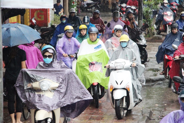 Đường phố Hà Nội ùn tắc nghiêm trọng sau trận mưa lớn kéo dài - 8
Xe máy tràn lên vỉa hè để thoát khỏi điểm ùn tắc giờ cao điểm.