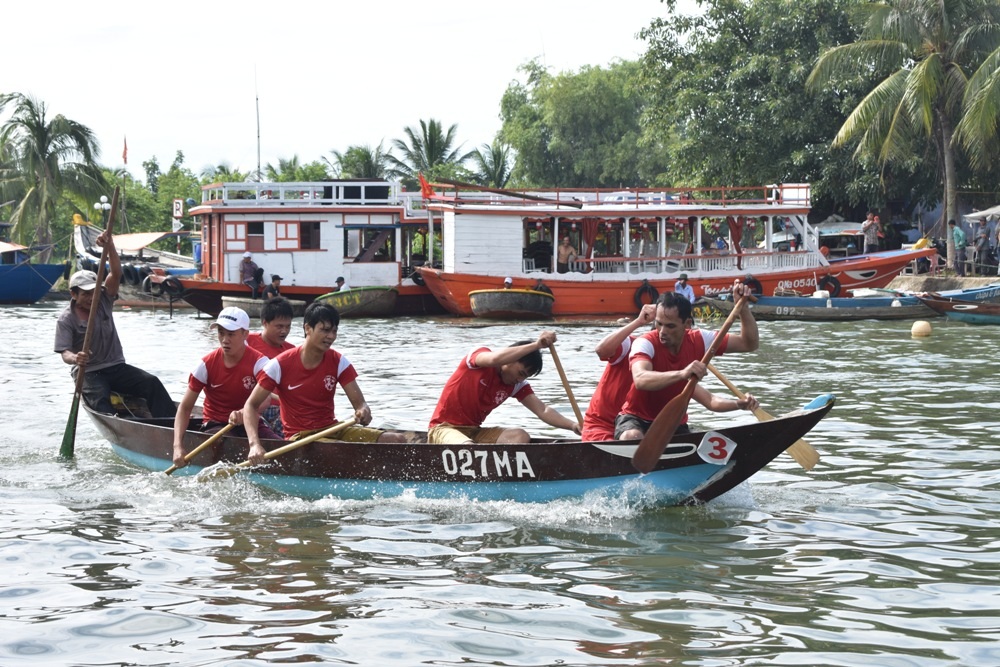 Du khách hào hứng đua ghe tranh tài tại Hội An - 4