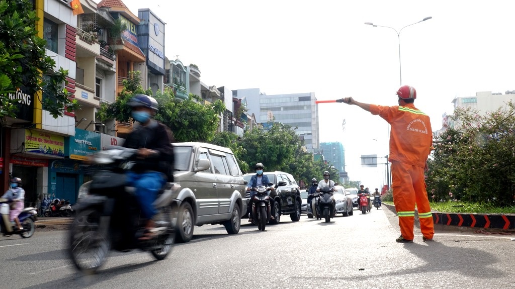Ngày đầu thử nghiệm lưu thông một chiều qua cầu vượt Hoàng Hoa Thám - 4 Ngày đầu thử nghiệm lưu thông một chiều qua cầu vượt Hoàng Hoa Thám - 4