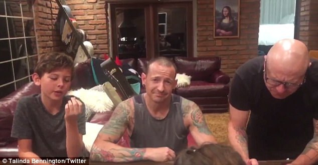 Hình ảnh trưởng nhóm Linkin Park trong những giờ khắc cuối đời - 4 Chester đang ngồi bên gia đình và cùng cả nhà ăn thử những loại kẹo có hương vị lạ lẫm. Tất cả đều tỏ ra rất “thích chí”.