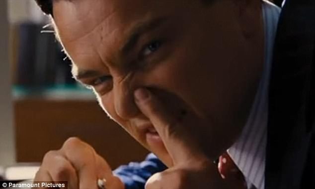 Leonardo DiCaprio chật vật với vai diễn vì… chưa từng dùng chất cấm - 1 Tác giả của cuốn tự truyện nguyên gốc đã phải dạy cho tài tử Leonardo DiCaprio cách diễn với chất cấm bởi trước nay, tài tử điện ảnh nổi tiếng ăn chơi của Hollywood chưa từng một lần mạo hiểm với những thứ độc hại này. (Ảnh: Cảnh trong phim “Sói già phố Wall”)
