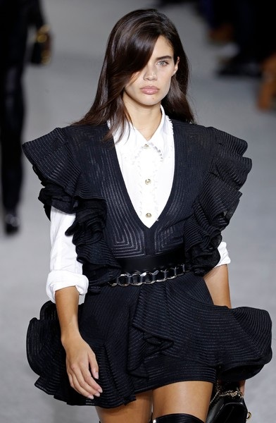 Dàn siêu mẫu tụ hội trong show của Balmain - 17
Sara Sampaio