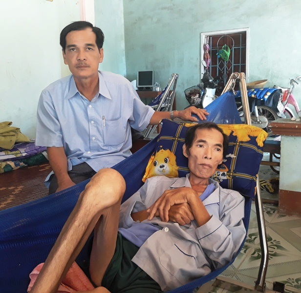 Cô giáo mầm non “cắm” sổ đỏ vay tiền chữa bệnh cho chồng - 3 Sau hơn 3 năm chống chọi với căn bệnh hiểm nghèo, giờ ông Hiền chỉ da bọc xương.