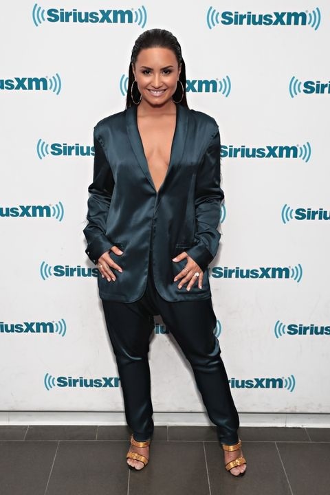 "Sao" ra phố với thời trang "đồ ngủ" - 18
Demi Lovato