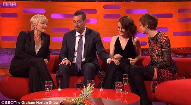 Hiện tại, khi lùm xùm quấy rối tình dục tại Hollywood vẫn chưa dịu lại, hành động thân mật có phần suồng sã của Adam Sandler, đặc biệt khi nữ diễn viên Claire Foy tỏ ra không thoải mái, đã khiến người xem chú ý.