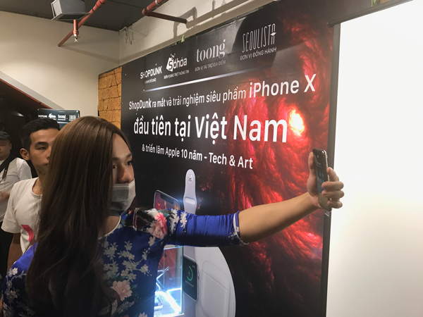 Face ID trên iPhone X bị qua mặt dễ dàng bởi cặp sinh đôi tại Hà Nội - 2 Face ID trên iPhone X không thể nhận diện người dùng khi đeo khẩu trang.