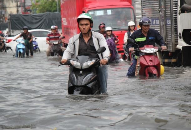 Nước ngập lút bánh xe