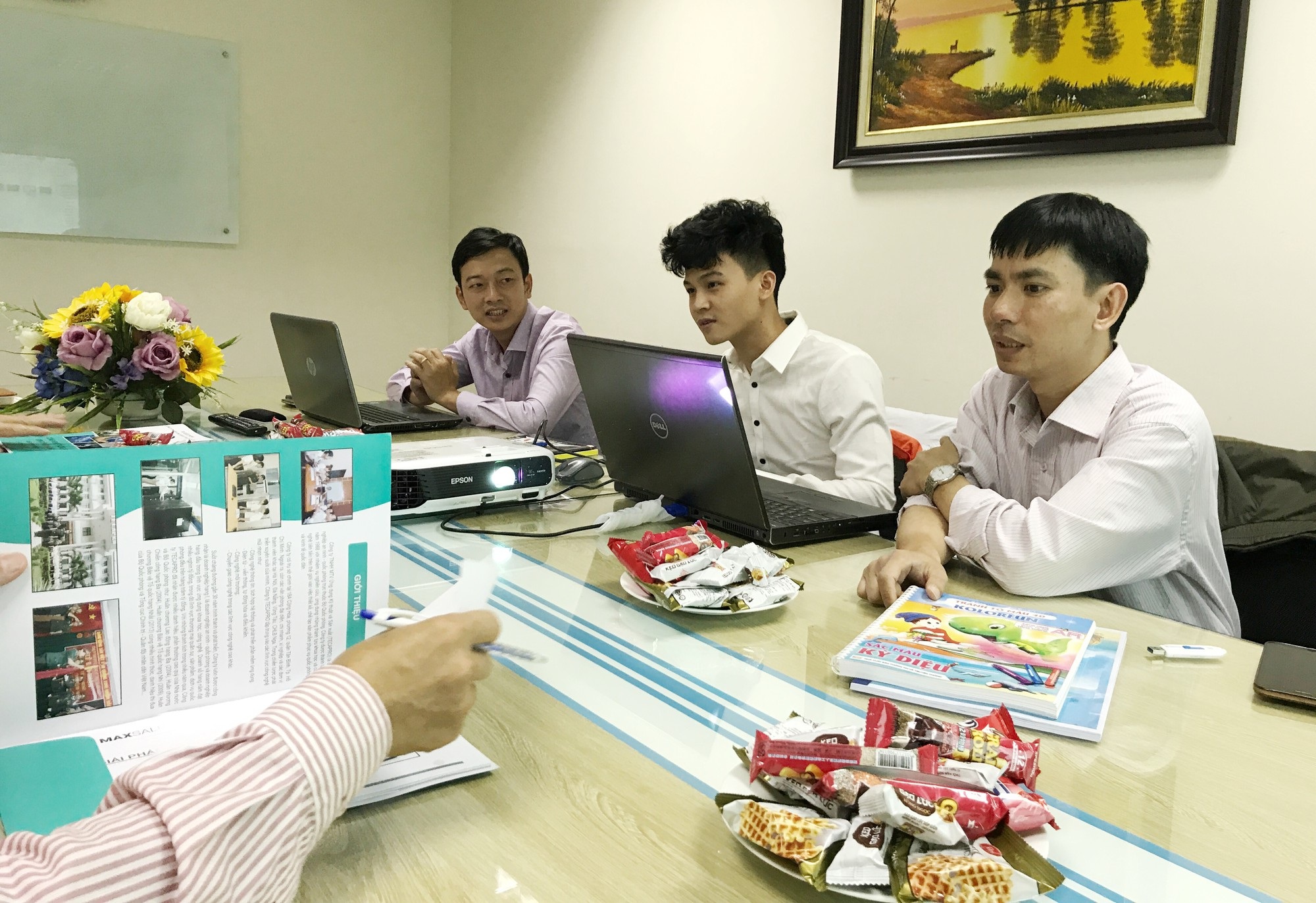 Khảo sát 17 sản phẩm lọt vào Chung khảo cuộc thi Nhân tài Đất Việt 2017 - 2 Một trong số các đội thi tiên phong ứng dụng công nghệ thực tế ảo, cụ thể là AR, vào sản phẩm dự thi vòng Chung khảo cuộc thi Nhân tài Đất Việt.