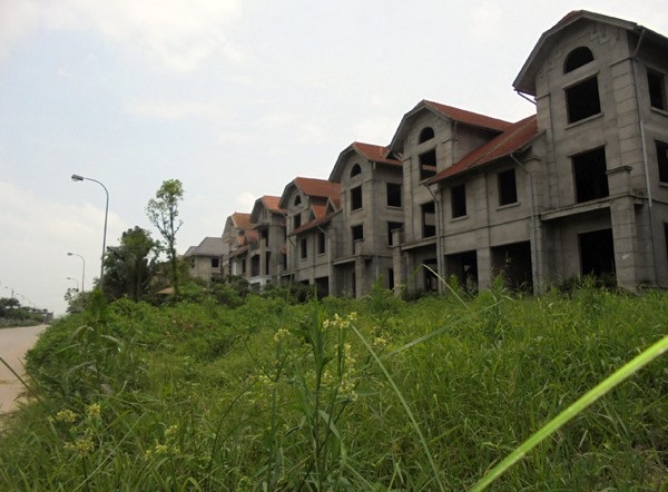 Những khu biệt thự "ma" - hoang phí khủng khiếp của một thời đầu cơ bất động sản - 8
Những khu biệt thự tiền triệu USD/căn dọc Đại lộ Thăng Long bỏ hoang, như những thành phố chết. Ảnh: VNN