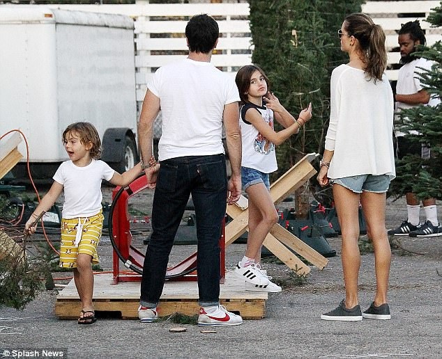 Alessandra Ambrosio giản dị đi mua cây thông Noel - 1
Siêu mẫu Alessandra Ambrosio cùng chồng Jamie Mazur và 2 con đi chọn mua cây thông Noel tại Los Angeles ngày 27/11 vừa qua