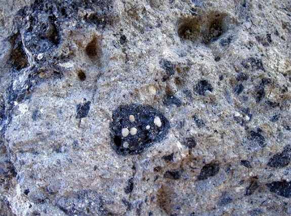 Các bức tường làm từ loại đá với vô số hạt kim cương siêu nhỏ