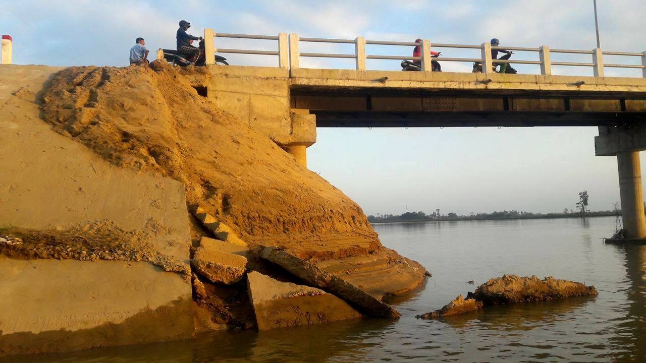 Cầu đường chục tỷ vừa khánh thành, chỉ một cơn lũ đã tan hoang - Ảnh 4. Cầu đường chục tỷ vừa khánh thành, chỉ một cơn lũ đã tan hoang - Ảnh 4.