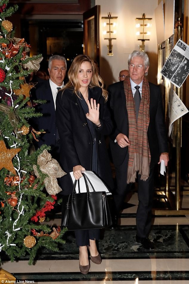 Richard Gere đẹp đôi bên bạn gái kém 34 tuổi - 4
Richard Gere và Alejandra Silva hẹn hò từ năm 2015 và xác nhận chuyện tình cảm vào tháng 6 năm đó
