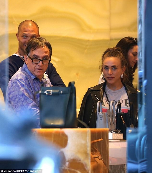 Con gái tỷ phú Topshop hạnh phúc đi mua sắm cùng bạn trai người mẫu - 4
Chloe Green thì sinh ra trong 1 gia đình giàu có và nổi tiếng nước Anh. Bố cô là ngài Philip Green - ông chủ hãng Topshop, người sở hữu khối tài sản ước chừng 5,7 tỷ USD