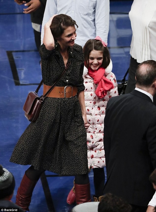 Katie Holmes đưa con gái đi xem bóng rổ - 4
Nữ diễn viên 37 tuổi từng chia sẻ, với cô con gái là người quan trọng nhất thế giới và cô luôn đặt con lên ưu tiên hàng đầu