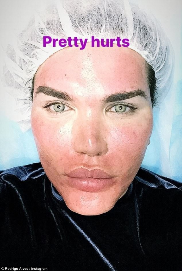 
Nhiều người đàn ông chỉ quan tâm tới thân hình cơ bắp và tới phòng gym mỗi ngày nhưng tôi thì không,tôi luôn quan tâm tới việc bôi kem dưỡng da đêm, trang điểm ra phố. Tôi tự hào với hình ảnh của mình trong mỗi lần xuất hiện.
