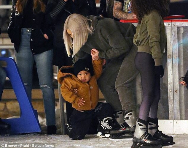 
Kim Kardashian đưa hai con nhỏ đi chơi cùng chị gái Kourtney
