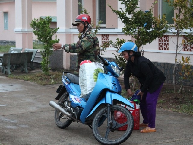 Nhiều tỉnh vẫn cấm tàu thuyền ra khơi sau bão số 16 - 6 Người dân Bến Tre bắt đầu trở về nhà sau cơn bão không vào đất liền. (Ảnh: Minh Giang)