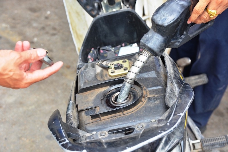 Chấm dứt dùng xăng RON 92 nhưng người dân vẫn "dè dặt" với xăng E5 - 3 Người dân sử dụng xăng sinh học E5 thân thiện môi trường