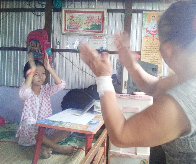 Những lúc khỏe, bà nội lại tập cho cháu những bài hát bằng khẩu hình...