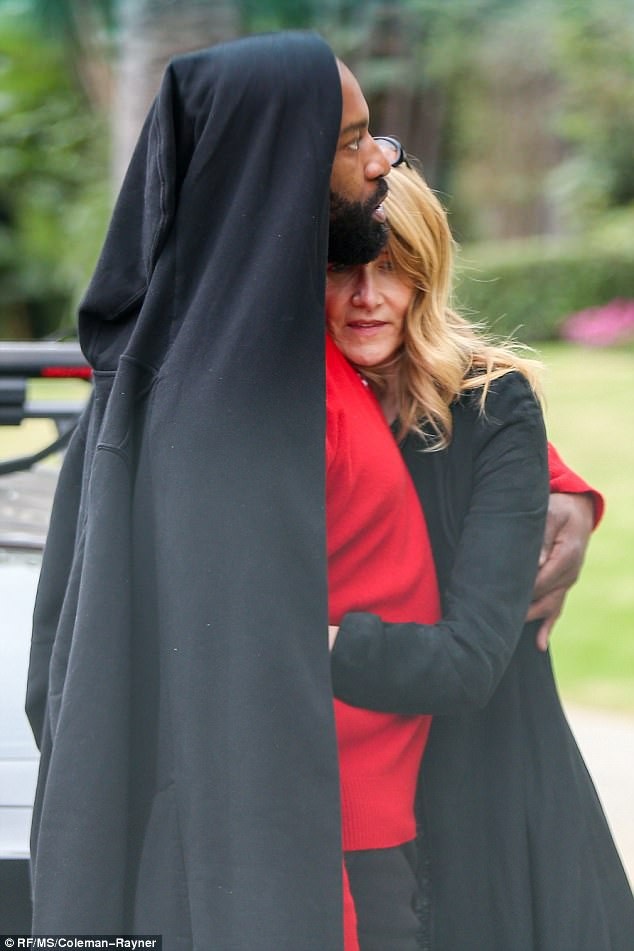 Diễn viên U50 hôn say đắm bạn trai kém 12 tuổi - 5
Cô kết hôn với nhạc sỹ Ben Harper vào năm 2005, cặp đôi ly dị vào năm 2013 sau khi có với nhau 2 mặt con