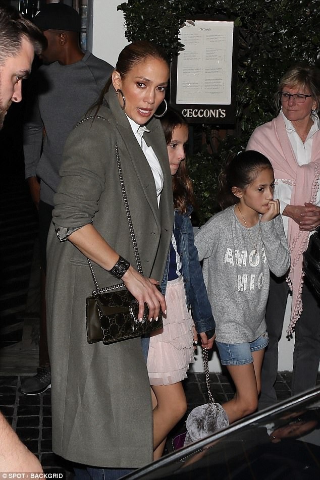 Jennifer Lopez diện quần ống rộng lạ mắt - 5
Jennifer Lopez hạnh phúc khi năm đầu tiên được đóng giáng sinh bên bạn trai - cầu thủ bóng chày giàu có Alex Rodriguez